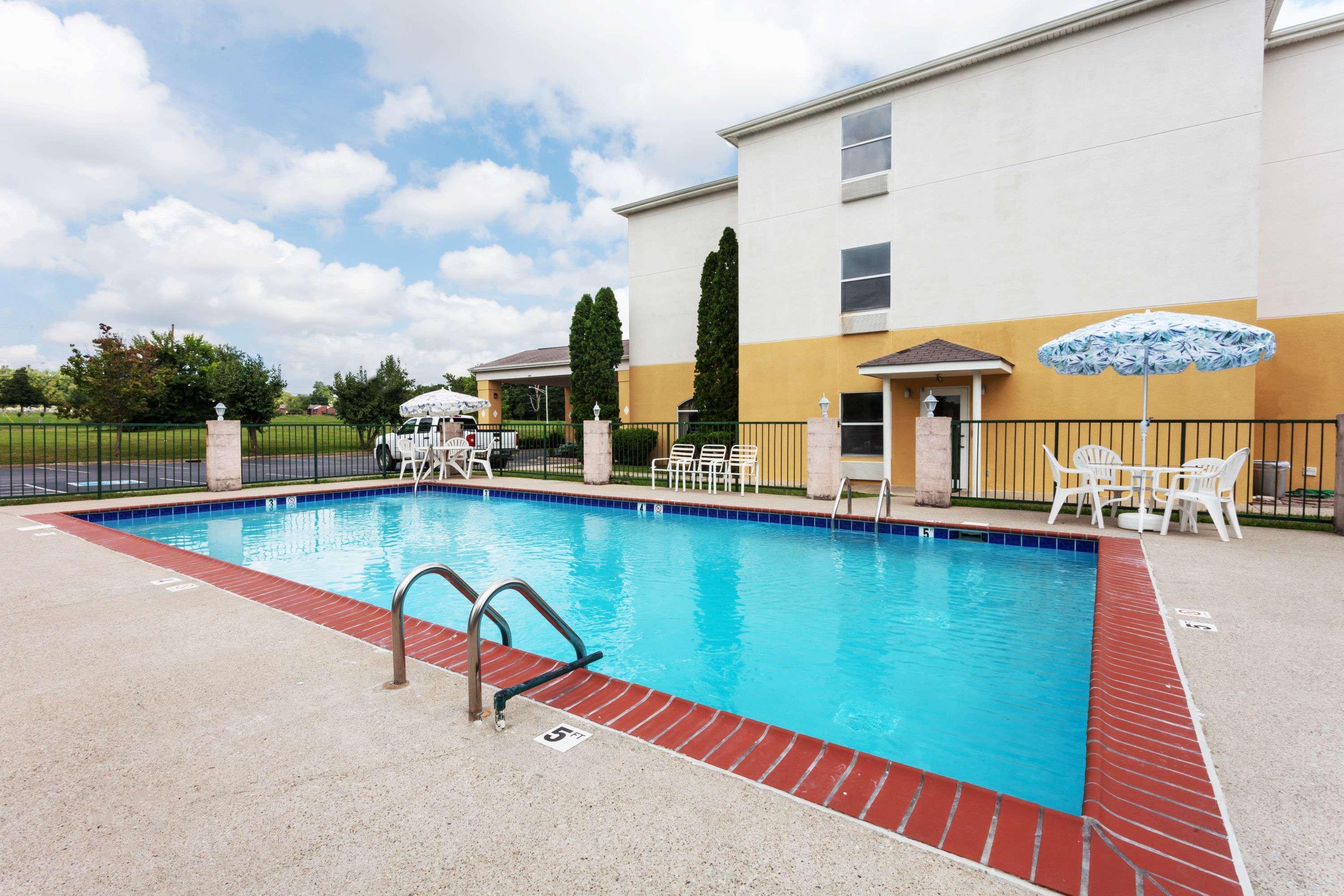 Super 8 By Wyndham La Grange Ky Otel Dış mekan fotoğraf